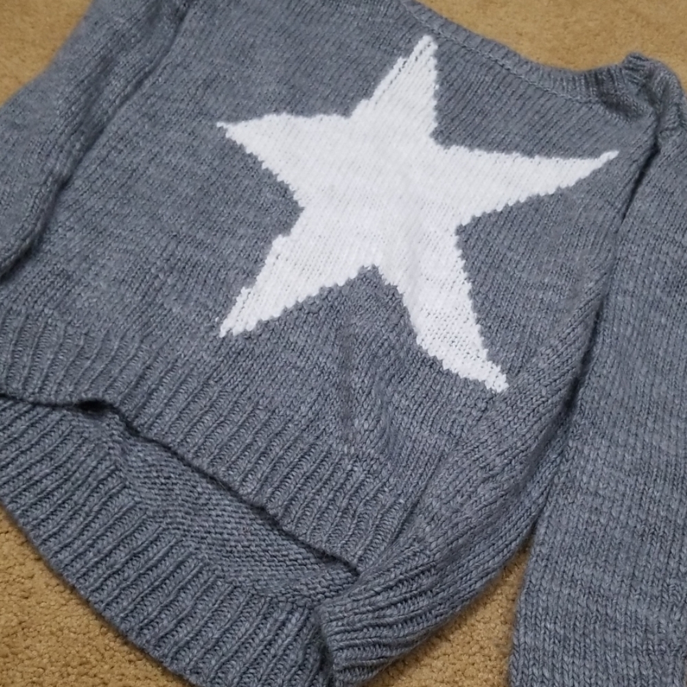 A grey aeropostale sweater with a white star